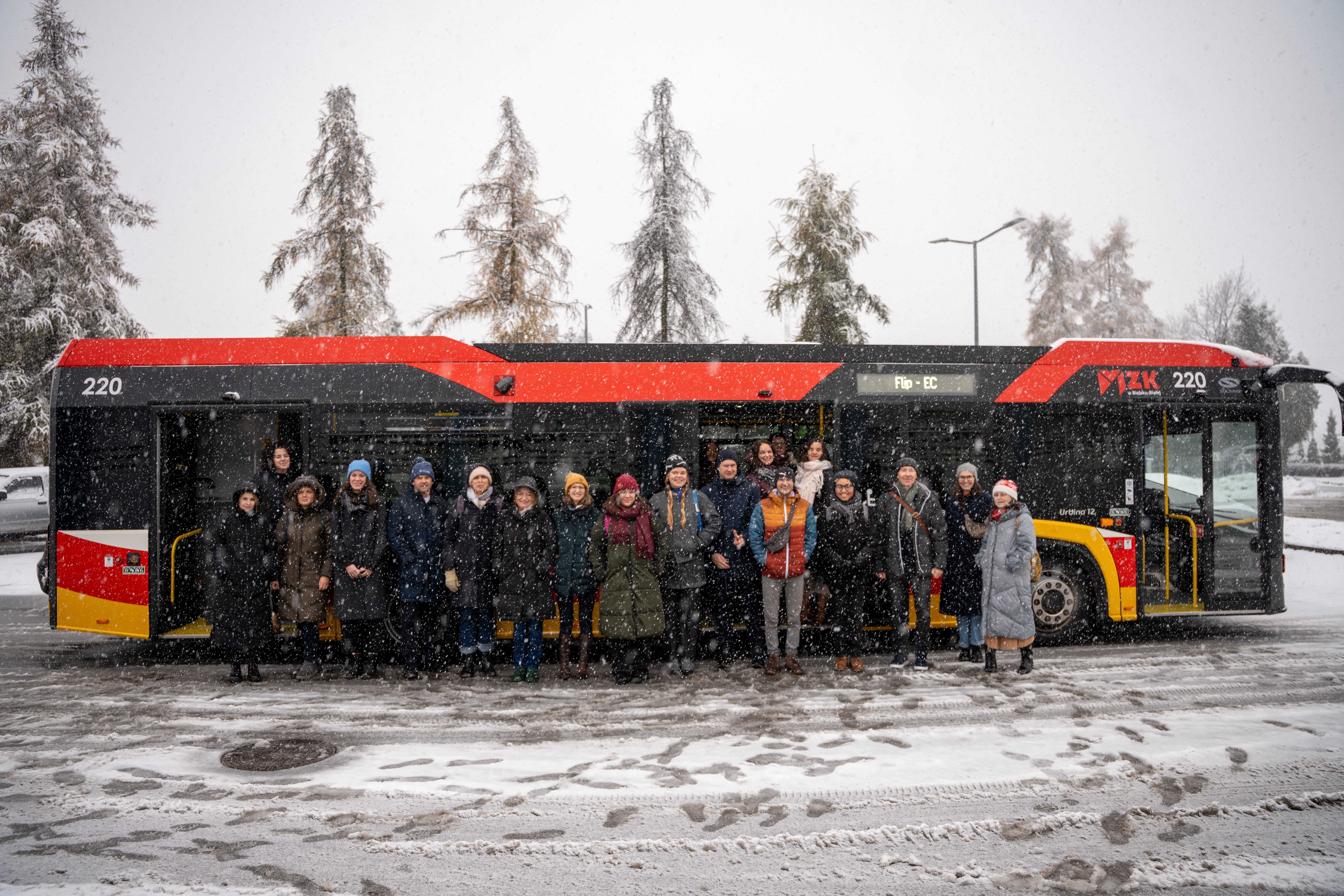 Zdjęcie grupowe przed autobusem